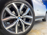 ●純正19インチアルミホイール:輸入車ならではの卓越した走りを支えるホイールと足回りです!日本車の走りに慣れている方にもぜひ体感して頂きたいほど、高いレベルでまとまっています!