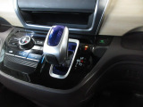 インパネシフトだから視線の移動も少なく足元もスッキリ。運転席もゆったりしているのでゆとりを持ってドライブできますね。