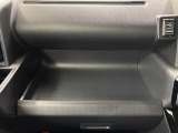 助手席側のインパネトレイは大きくてボックスティッシュも置けます!