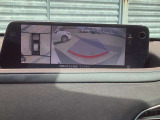 車体がシースルー(透過)して周囲の見通しを高めた設計の『360&deg;シースルービューモニター』を搭載。大きな車体でも、上空から見下ろす正確な視点で、狭い道や駐車をサポートします。