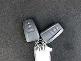 スマートキー2本付き!キーをポケットやカバンに入れておくだけでドアの施錠・開錠やエンジンスタートの操作が簡単です!