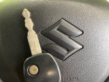 【キーレス】少し離れた場所からでもボタン一つでドアの開錠・施錠ができるのでとっても便利!ドアの鍵穴周りに傷をつけることもありません♪