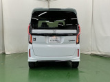 後席の窓には外から車内が見えにくくなるプライバシーガラスを採用。周りを気にせずリラックスして過ごせます