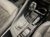 【シフトノブ】BMWの高性能オートマチックは、ATセレクトレバーを左側に倒すことで、通常の「D」から「S」(スポーツ)または「M」(マニュアル)へと切り替えが可能です。