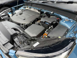 水冷直列4気筒DOHC 16バルブ(インタークーラー付ターボチャージャー)[ガソリン]+電気モーター。出力197ps、トルク300Nmのスペックを誇ります。電気モーターにより発進や始動が大変スムーズです。