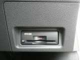 純正ETC2.0付 料金所もスムーズに通れ、割引料金の適用もあります。ビルトインできれいに収まっており、見た目もスマートです。