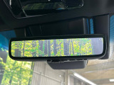 【デジタルインナーミラー】後席の大きな荷物や同乗者で後方が確認しづらい時でも安心!カメラが撮影した車両後方の映像をルームミラー内に表示。クリアな視界で状況の確認が可能です!