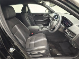 広い足元にゆったり座れるシートには肘掛けも装備しており長距離の運転でも疲れにくくなってます。女性でも運転がしやすいように、シートの高さ調整機能(シートリフター)がついています。