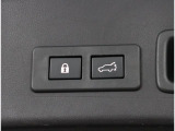 電動パワーリヤゲート搭載!ボタン一つで操作が可能で、キーレスエントリーや車内からも操作が可能な便利な機能です!!またメモリー機能もあり、狭い場所などでの開閉の際にも便利な機能です!