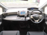 【インパネ周り】広々とした視界性の良い運転席です。ゆったりとした快適な乗り心地で運転できます。質感を追求したインテリアです。爽快な広さ感とモダンさをもつインパネで、シックな空間を演出しています。