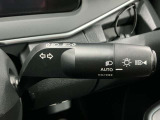 【オートライト】車のセンサーが周囲の明るさを感知し、自動でヘッドライトを点灯・消灯する機能です。この機能は夕暮れ時の交通事故が多い時間帯の安全性を高めてくれます。