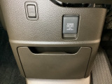 アクセサリーソケットはUSBのアダプターなどをつければ、スマホの充電にも使えます。周辺には物が置けるボックスがついています。