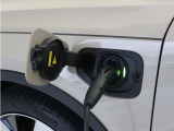 コンセントタイプ3kWやウォールボックスタイプ6kWの充電器を用いてご自宅で簡単充電。一般的な家庭用200V交流充電ケーブルでは約8時間で80%まで充電!1時間あたり7~14kmを走行できる電力を充電