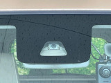 【スマートアシスト】走行中に前方の車両等を認識し、衝突しそうな時は警報とブレーキで衝突回避と被害軽減をアシスト。より安全にドライブをお楽しみいただけます。