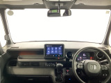 フロントガラスが大きく、ワイドな視界で運転もしやすくなるように設定されています。