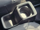 運転席と助手席の間で手軽に使える便利なカップホルダーです。スマホ等の小物トレイも備えます。