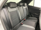 安全性と快適性を追求した、少し硬めのシート。 これは長時間の運転や渋滞などの状況でも、身体の疲労度が少ないことを求めたものです。