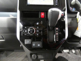 操作が分かりやすいシフトレバーとオートエアコンパネル。車内を常に適温に保ち、季節を問わず一年中快適にお過ごしいただけます。