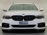 【キドニーグリル】BMWの代名詞。一目見ただけでBMWであると認識できる確固たるアイコンとして存在感を放ちます。