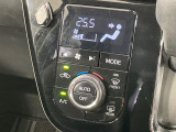 【オートエアコン】一度お好みの温度に設定すれば、車内の温度を検知し風量や温度を自動で調整。暑い&hellip;寒い&hellip;と何度もスイッチ操作をする必要はありません。快適な車内空間には必須の機能ですね♪