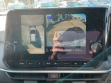 【アラウンドビューモニター】周囲を見渡せる映像で、スムースな駐車をサポートします