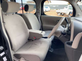 アームレストが展開してありますが、普通車にはめずらしく運転席はベンチシートになっています!