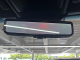 【デジタルインナーミラー】後席の大きな荷物や同乗者で後方が確認しづらい時でも安心!カメラが撮影した車両後方の映像をルームミラー内に表示。クリアな視界で状況の確認が可能です!