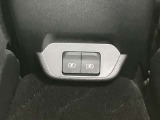 アームレスト後ろにはUSBソケットを装備!携帯を充電することができます!