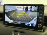 リバースギアに入れるだけで後方の表示へ切り替わります。夜間や雨の日の駐車も楽になりますよ。