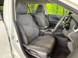 運転席まわりには十分なスペースがあり、大柄な方でもゆったり運転していただける環境です。