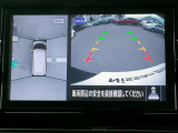リバースにシフトするとまるで上空から見下ろしているような感じにナビゲーション画面に映し出します