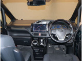 オシャレなインテリアで運転する気分も盛り上がりますよね^^