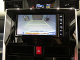 後退時に車両後方の映像を表示するバックカメラを装備。駐車が苦手な方でも安心して操作ができ、毎日の運転をサポートします。
