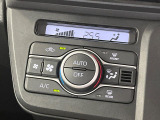 【オートエアコン】一度お好みの温度に設定すれば、車内の温度を検知し風量や温度を自動で調整。暑い&hellip;寒い&hellip;と何度もスイッチ操作をする必要はありません。快適な車内空間には必須の機能ですね♪