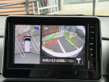 アラウンドビューモニター。上空から見下ろしているような映像で、スムースな駐車をサポートします。