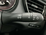 【オートライト】車のセンサーが周囲の明るさを感知し、自動でヘッドライトを点灯・消灯する機能です。この機能は夕暮れ時の交通事故が多い時間帯の安全性を高めてくれます。