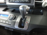 インパネシフトだから視線の移動も少なく足元もスッキリ。運転席もゆったりしているのでゆとりを持ってドライブできますね。