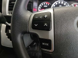 ステアリングには運転中でも簡単に操作できる各種スイッチついてます