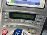 【オートエアコン】一度お好みの温度に設定すれば、車内の温度を検知し風量や温度を自動で調整。暑い&hellip;寒い&hellip;と何度もスイッチ操作をする必要はありません。快適な車内空間には必須の機能ですね♪