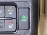 ECONモードをONにするとアクセルペダルの動きに対するエンジンの反応とエアコンの制御を切り換えることで、燃費のいい運転をするドライバーがペダルを踏んだ時と同じようにエンジンを制御します。