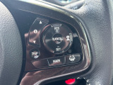 予め設定した速度で定速走行。先行車に近づいたら、システムが先行車との距離や速度差を測定し、自動的に加減速。適切な車間距離を維持しながら追従走行します。