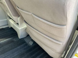運転席の背後にはポケットが付いており、小物や雑誌などを入れることが可能です。