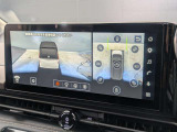 車両を斜め上空から見下ろしたような3D映像を表示。自車周囲の死角を直感的に把握できるため、狭い路地でのすれ違いや、複雑な駐車場での取り回しもスムーズに行えます。