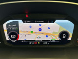 スピードメーターなどの運転に必要な計器とともに、オーディオ・電話の操作画面などを表示。レイアウトはステアリングスイッチで切り替えでき運転に集中しながら必要な情報を瞬時に得ることが可能。
