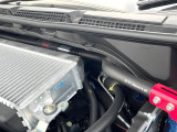 【STIタワーバー】お車の剛性を高めるタワーバーを装備。よりスムーズなコーナリング走行が可能となり、走りも楽しめます。