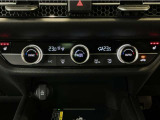オートエアコンは左右席で独立温度コントロールが可能です。運転席はキンキンに冷やして助手席はマイルドにと言った設定が可能です☆暑さ寒さでケンカすることもなくなりますね♪
