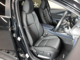 立体感があり、シート中央部とサイド部をくっきりと分断したサポート性の高い形状のシートが「人馬一体」感を強く演出しています。