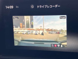 【前後2カメラ・ドライブレコーダー】 カメラで前方と後方を監視します。事故時の証明に役立ちます。
