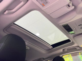【ガラスルーフ】ガラスルーフ搭載で車内の解放感が一気にアップ!開放的なドライブをお楽しみいただけます。