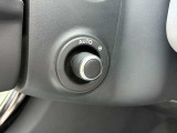 【電動調整ステアリングコラム】電動でステアリングの位置を微調整できます。またシートメモリと組み合わせることでハンドル位置も記録することができます。
